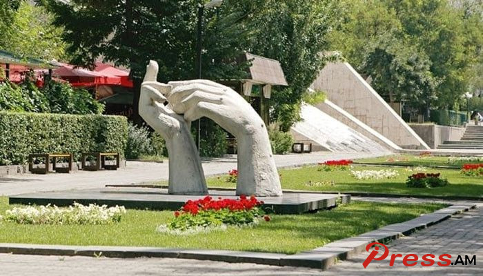 christosi-dzerqer_FCnRt.jpg
